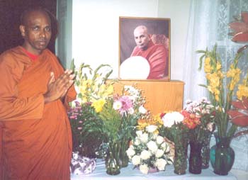 2003 - Mr Daya Atukorala offered a book at Sinsinati temple in USA.jpg